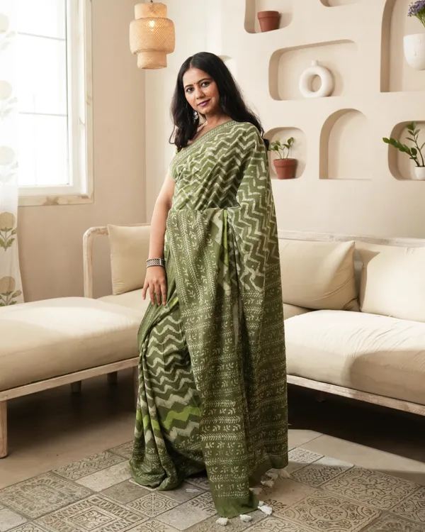Rustic_Green_Cotton_Dabu_Wave_Print_Mul_Saree_For_Women
